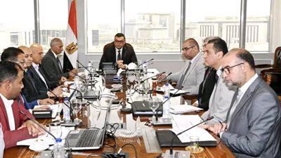 وزير الإسكان يتابع سير العمل بالمشروعات التى تنفذها شركة بتروجيت بالمدن الجديدة