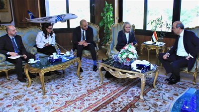 الحفني يبحث مع وفد البنك الأوروبي لإعادة الإعمار والتنمية  التعاون المُشترك في تنفيذ المشروعات التنموية بالطيران  