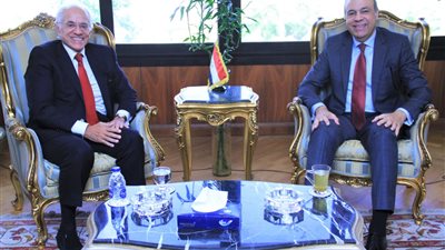 الحفني  يبحث مع رئيس مجموعة كوبيلوزوس اليونانية تطوير المطارات المصرية 