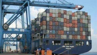 أسطول من 35 سفينة يغزو ميناء دمياط محمل بالبضائع والحاويات