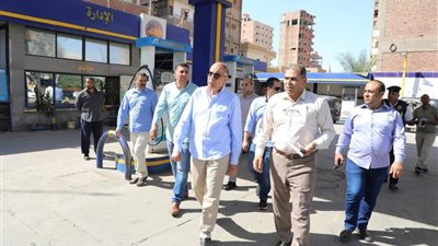 ملصقات وأرقام للبلاغات..  محافظ المنيا يتفقد المواقف ومحطات الوقود عقب تحريك أسعار الوقود