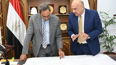 محافظ قنا: الانتهاء من 37  كيلو متر من ازدواج الطريق الصحراوي الغربي و 95% من كوبرى فرشوط العلوي
