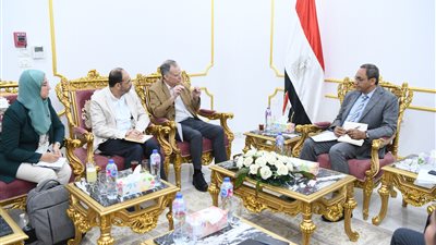 محافظ قنا يبحث مع مستشار منظمة الأمم المتحدة آخر المستجدات الخاصة ببرنامج النمو الأخضر الشامل