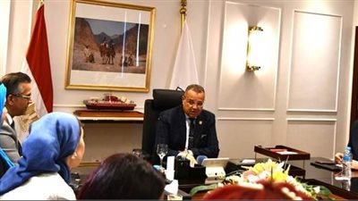 محافظ جنوب سيناء يستقبل وفد الإعلام السياحي احتفالاً بفوز سانت كاترين بجائزة 