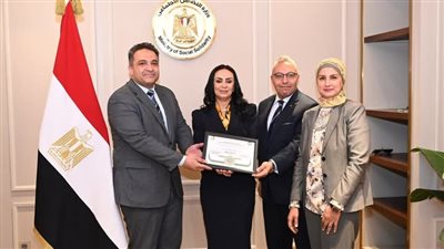 وزيرة التضامن الاجتماعي تتسلم شهادة الهرم الأخضر لإنشاء أول حضانة صديقة للبيئة بسيوة