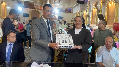 احتفالية التكريم.. الإدارات التعليمية بقنا تكرم وكيل الوزارة تقديرا لجهوده 