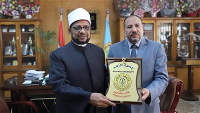رئيس جامعة أسيوط يهدي آمين مجمع البحوث درعاً تقديراً لجهود الأزهر 