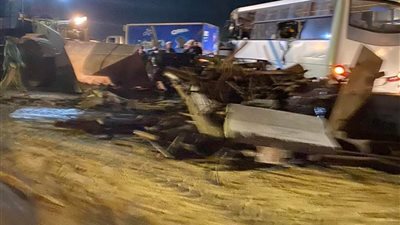 بالأسماء.. إصابة 13 شخص إثر حادث تصادم أتوبيس بسيارة نقل علي طريق برج العرب بالإسكندرية