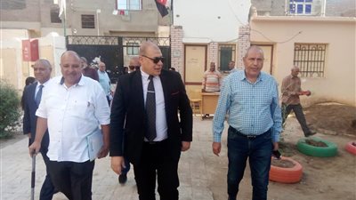 « الصابر » يؤكد علي تطبيق القرارات الوزارية والاهتمام بالواجبات المدرسية و التقييمات الأسبوعية بمدارس قنا