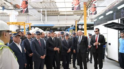 بعد توقفها 15 عاما.. رئيس الوزراء يشهد احتفالا ببدء الإنتاج والتشغيل بشركة النصر للسيارات