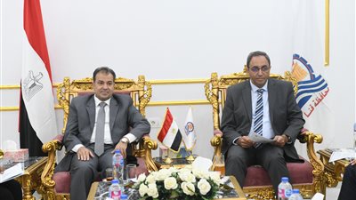 خلال ترأسه مجلس أمناء مكتبة مصر العامة.. محافظ قنا يوجه بإطلاق برنامج ثقافي توعوي للمجتمع