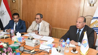 محافظ قنا يترأس مجلس إدارة مركز شبكات المرافق