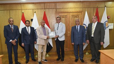 بتمويل 11 مليون جنيه.. محافظ قنا يشهد توقيع 6 تعاقدات لدعم المشروعات الصغيرة