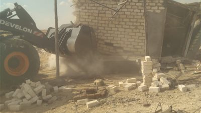 إزالة التعديات واسترداد ١٠٥٠ متر بأراضي الهيئة العامة للتعمير بالسويس