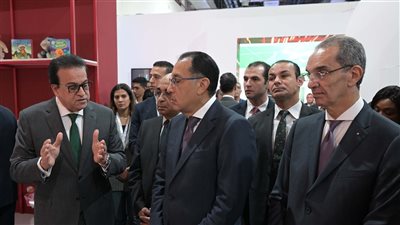 رئيس الوزراء يتفقد جناح المبادرة الرئاسية 
