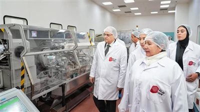 رئيس هيئة الدواء المصرية يصطحب وزيرة خارجية بوليفيا في جولة تفقدية لمدينة الدواء المصرية