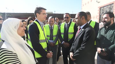 محافظ قنا والمدير الإقليمي للبنك الدولي يتفقدان مصانع المنطقة الصناعية بكلاحين قفط