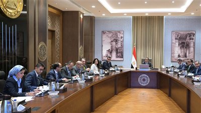 رئيس الوزراء يناقش مسودة قانون إنشاء مناطق المال والأعمال في مصر