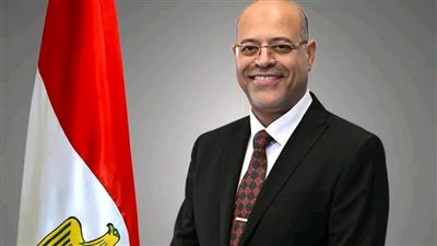 وزير العمل يُعلن استخراج شهادات 