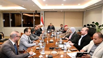 وزير الإسكان يتابع موقف تشغيل مشروع ممشى أهل مصر وتطوير أرض مطار إمبابة