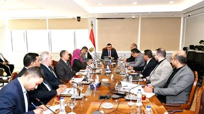 الشربيني يوجه بوضع رؤية متكاملة لتحقيق الاتزان المالي ورصد التدفقات المالية بشكل دورى