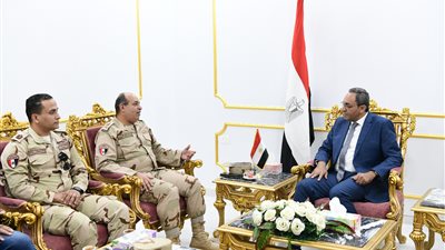 محافظ قنا ورئيس الشعبة الهندسية بالمنطقة الغربية يناقشان مستجدات مشروعات 