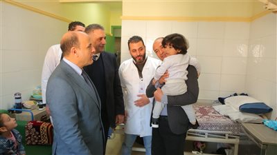 محافظ كفرالشيخ يطمئن على الأشقاء الفلسطينيين بالمستشفى العام
