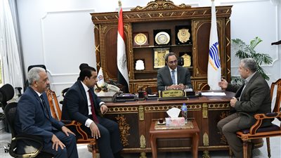محافظ قنا يلتقي وفد وزارة الشباب والرياضة لتعزيز التعاون المشترك وتطوير المنشآت الشبابية والرياضية