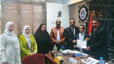 لمشاركته بماكيت مسجد وكنيسة العاصمة الإدارية الجديدة.. تكريم طالب بنجع حمادي  لفوزه فى مسابقة 