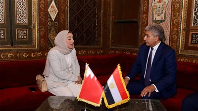 فتحي  يبحث مع وزيرة السياحة بالبحرين دفع مزيد من الحركة الوافدة للبلدين