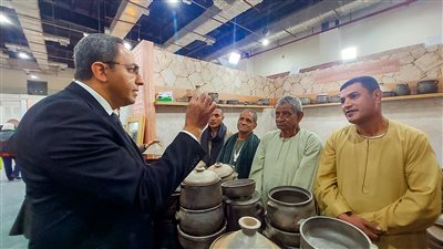 محافظ قنا يتفقد منتجات الفخار والفركة المشاركة في معرض 