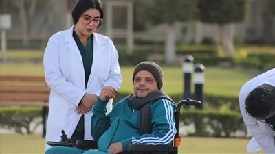 كواليس ظهور محمد هنيدي على كرسي متحرك.. التفاصيل كاملة
