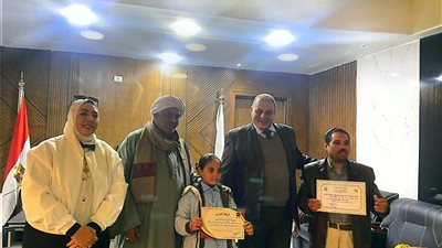 عثرت علي 70 ألف جنيه.. وكيل تعليم قنا يكرم تلميذة بالصف الثالث الابتدائي تقديرا لأمانتها