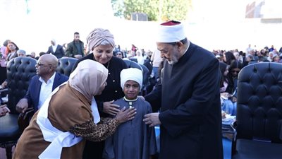 في لفتة إنسانية.. شيخ الأزهر يوقف مراسم افتتاح معهد أزهري ويجبر بخاطر طفل أقصري ويستمع إلى قصيدته
