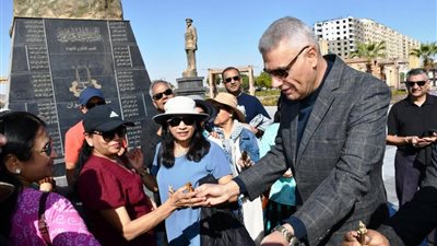 محافظ أسوان يوزع الهدايا الفرعونية على فوج سياحى من دولة الهند الصديقة 