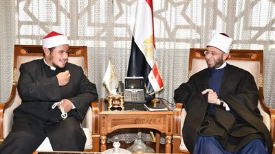 وزير الأوقاف يستقبل الشاب محمود نجاح أبو زينة «صاحب واقعة القطة الشهيرة»