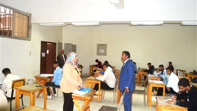 عميد كلية الحقوق بقنا يتفقد لجان امتحانات الفصل الدراسي الأول