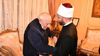  لفتة إنسانية.. وزير الأوقاف يزور الفنان رشوان توفيق