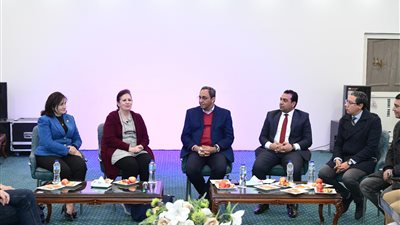 محافظ قنا يلتقي مع طلاب الدراسات العليا بالجامعة الأمريكية.. تعرف السبب 