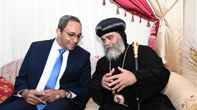 محافظ قنا يهنئ الأقباط بعيد الميلاد المجيد خلال زيارات لدير الأنبا بضابا والكنيسة الإنجيلية بنجع حمادي