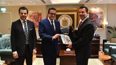 وزير الصحة يبحث الفرص الاستثمارية مع وفد مجموعة 