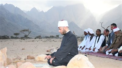 وزير الأوقاف يزور منطقة جبل علبة في حلايب ويتبادل الحديث مع أهلها 