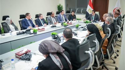 وزير الصحة يناقش الخطط التنفيذية ومراجعة ملفات الصيانة بالمنشآت خلال للعام الجارى