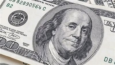 تراجع الدولار وسط توقعات بشأن نهج تدريجي لتعريفات 