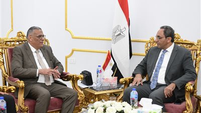 محافظ قنا يبحث مع رئيس هيئة المثلث الذهبي سبل تعزيز الاستثمار وتنمية المنطقة الاقتصادية