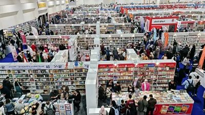 إقبال كبير من الجمهور على معرض القاهرة الدولي للكتاب في يومه الثاني