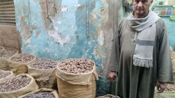 تاجر تمور بمدينة