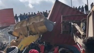 مصرع شخصين في انقلاب شاحنة نقل ثقيل من أعلى كوبري دفرة بالغربية.. والبحث مستمر