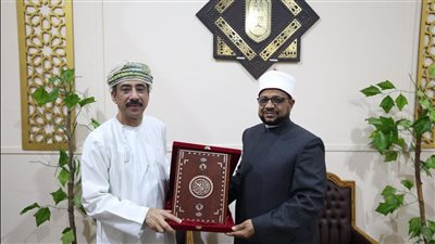 سفير سلطنة عمان يزور جناح الأزهر بمعرض الكتاب ويشيد بأركانه وإصداراته