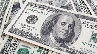 الدولار يهبط إلى أدنى مستوى في2025 بسبب بيانات مبيعات التجزئة والرسوم الجمركية